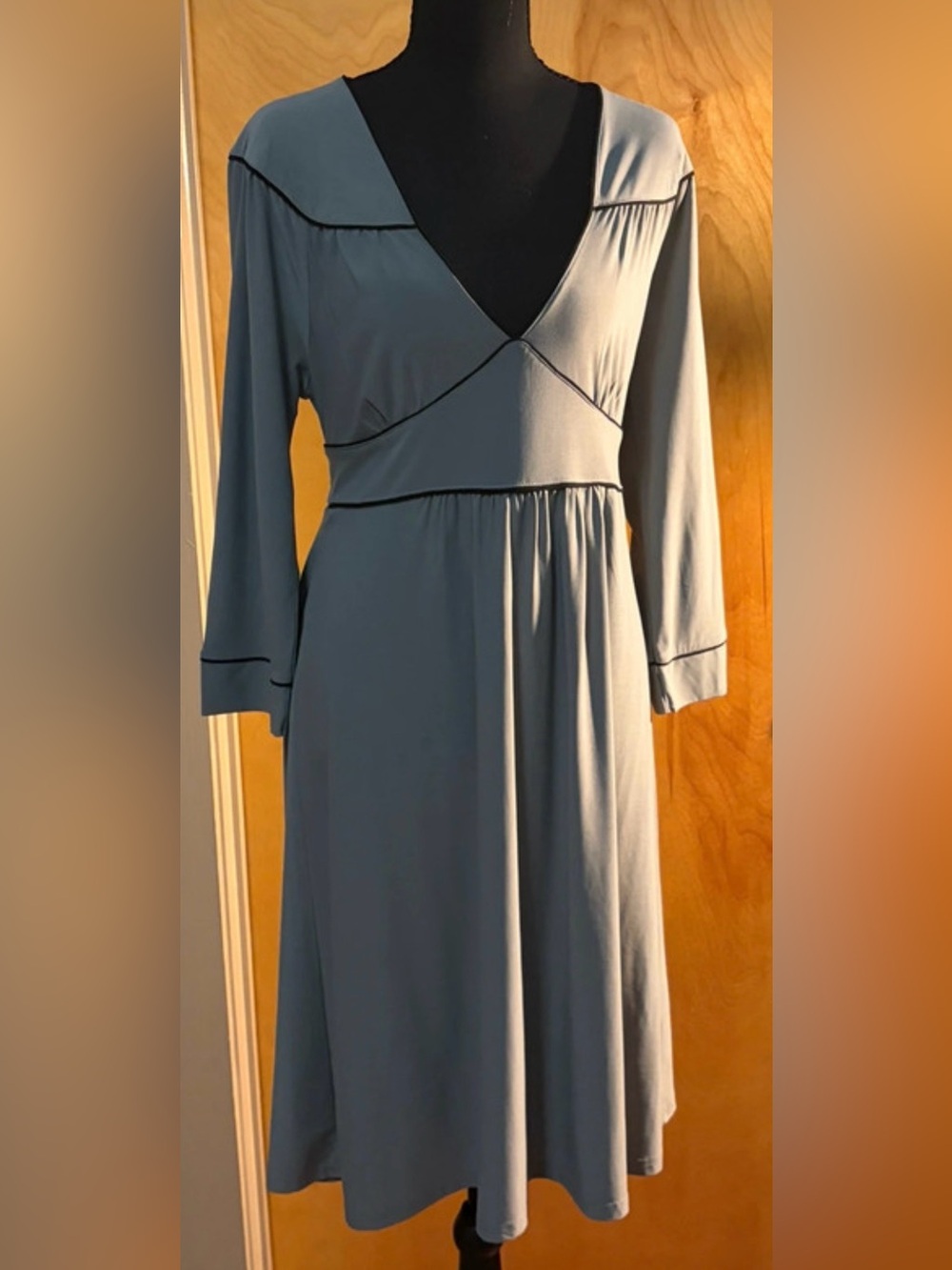 BCBG Classic V-Neck Anytime Midi Dress in Dusty Blue XL